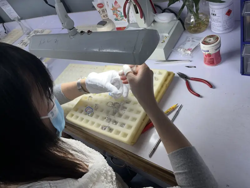 Finished jewelry being visually inspected for workmanship and surface condition at Jinnuo