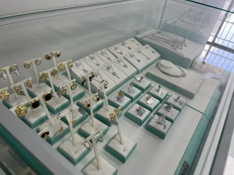 Jinnuo jewelry factory showroom with product references and display samples