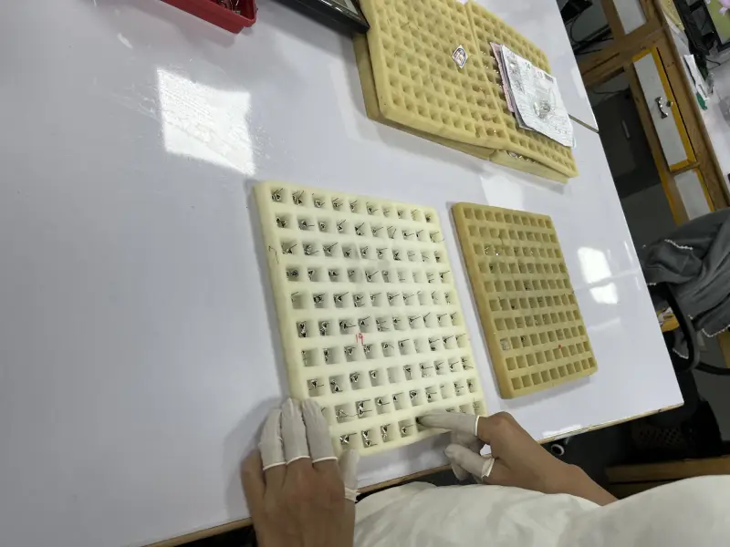 Jinnuo factory staff checking jewelry order quantities before packing