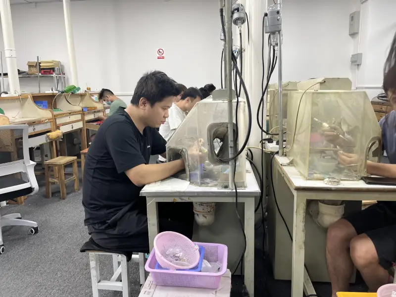 Jinnuo custom jewelry factory polishing workshop with workers, polishing equipment, and jewelry production workstations