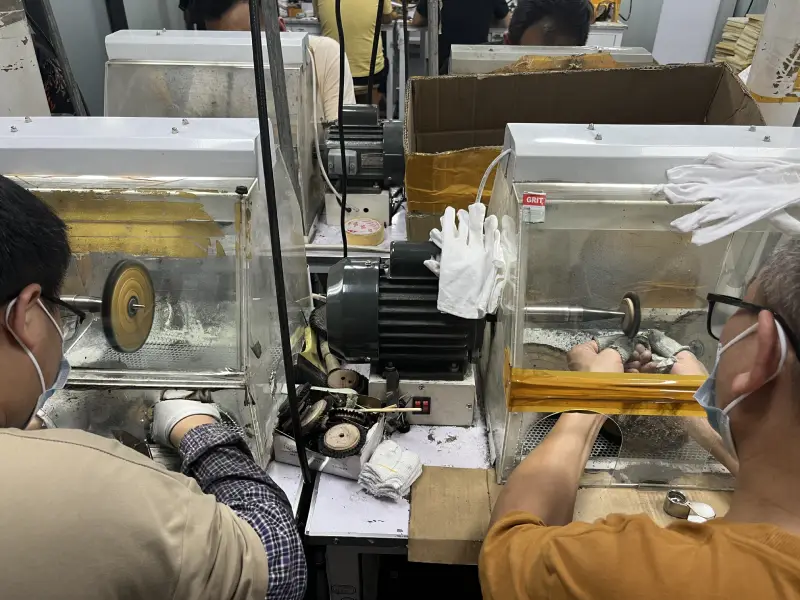 Jinnuo jewelry polishing workshop with workers and production workstations