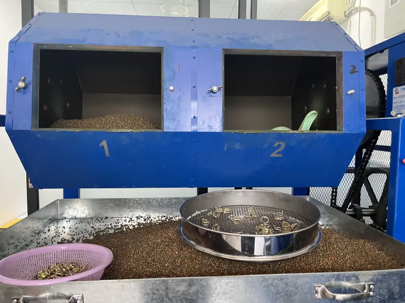 Rough polishing equipment inside the Jinnuo jewelry production workshop